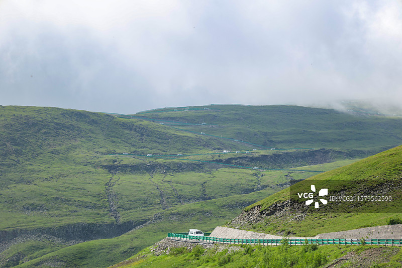 夏天吉林长白山北坡盛开的鲜花和72道弯自然风光组图图片素材