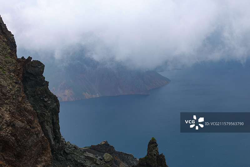 夏天云雾缭绕中变幻莫测的长白山天池风光图片素材