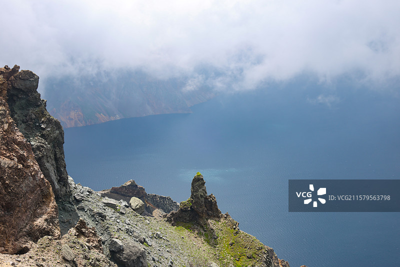 夏天云雾缭绕中变幻莫测的长白山天池风光图片素材