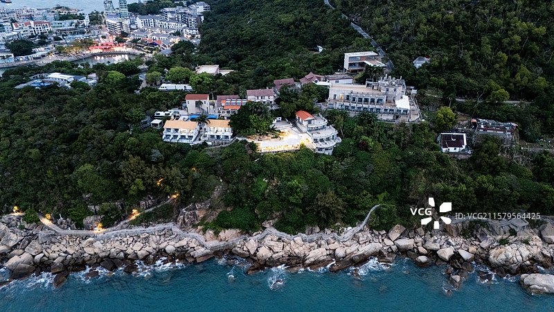 傍晚亮灯时分的珠海外伶仃岛临海酒店图片素材
