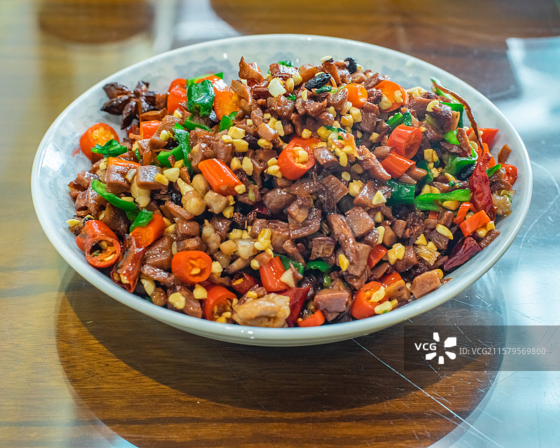 中国餐饮行业饮食产业，传统经典中国食品，美食拍摄主题，一盘子炒萝卜丁萝卜豆美食特写，室内无人图像图片素材