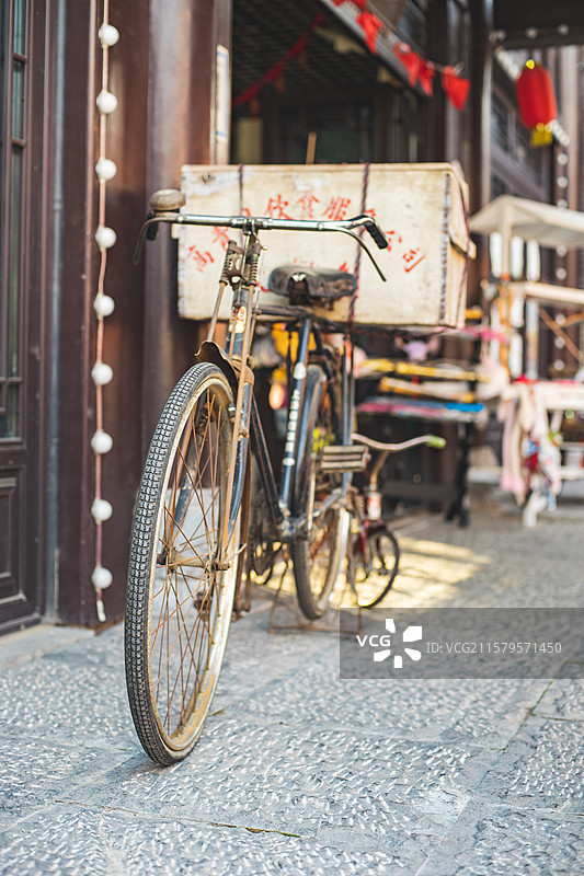 中国传统文化拍摄主题，一辆26二八大杠自行车和车座上的卖老冰棍雪糕的白色木制箱子，室内无人图像摄影图片素材