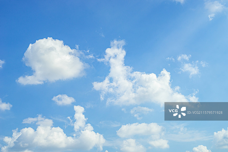 中国自然风光拍摄主题，白色的云彩和蓝色的天空，干净协调自由简单反差纯净式样，户外白昼无人图像摄影图片素材