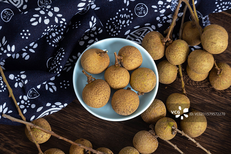 桌上摆放新鲜采摘下来南方时令水果龙眼鲜果桂圆图片素材