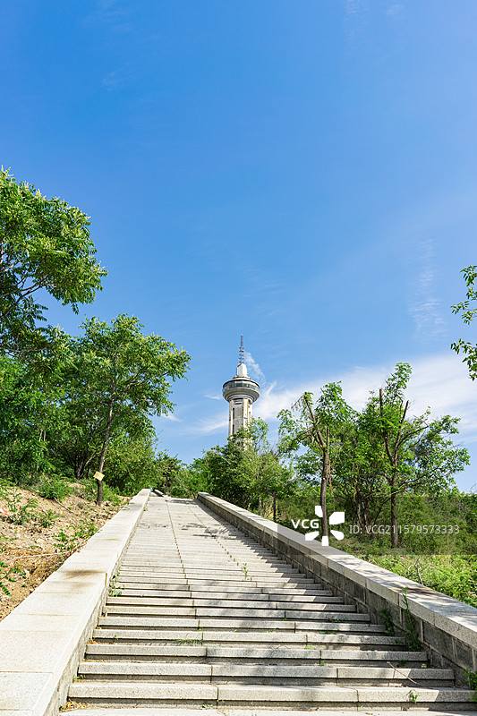 中国基建京台高速公路山东济南至泰安段交通部门建设中国高速公路一万公里纪念塔，户外白昼无人图像摄影图片素材