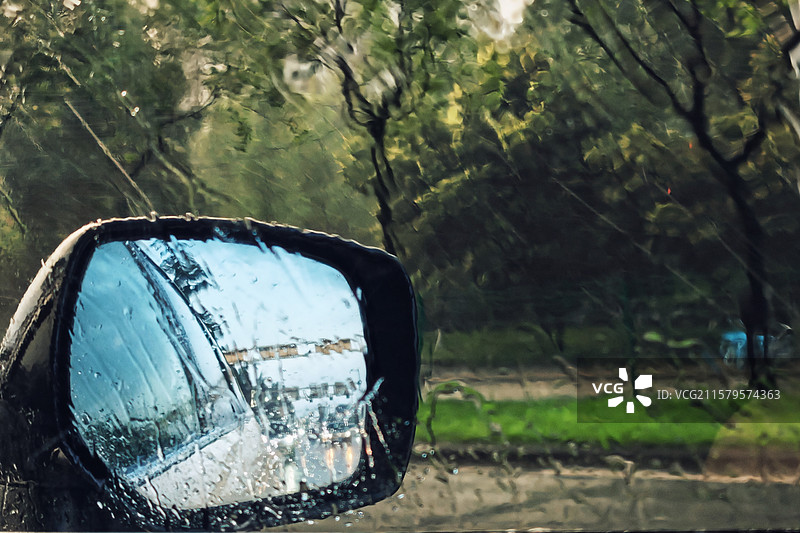 雨中的后视镜图片素材