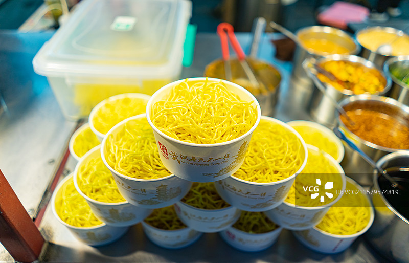 中国城市夜晚夜市拍摄主题，货摊上摆放着一堆武汉热干面材料，户外无人夜晚图像摄影图片素材