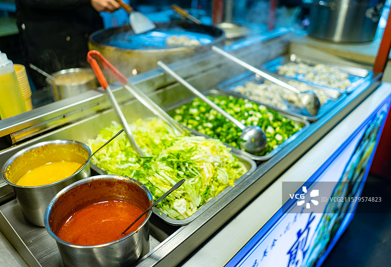 中国饮食产业拍摄主题，一碗芝麻酱花生酱香辣酱和香葱和香菜的蘸料小料，室内无人图像摄影图片素材