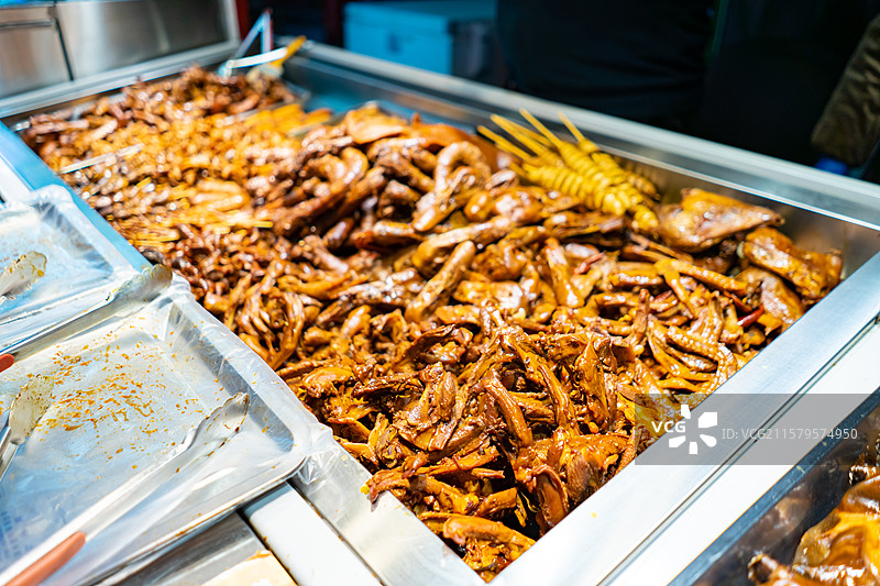 中国休闲娱乐健康生活方式拍摄主题，一大盆子鸭脖鸭头鸭舌鸭翅鸭腿鸭货等麻辣食物，室内无人图像摄影图片素材