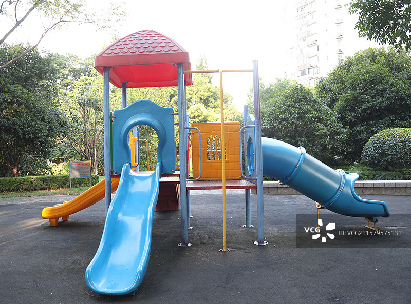 儿童滑滑梯图片素材