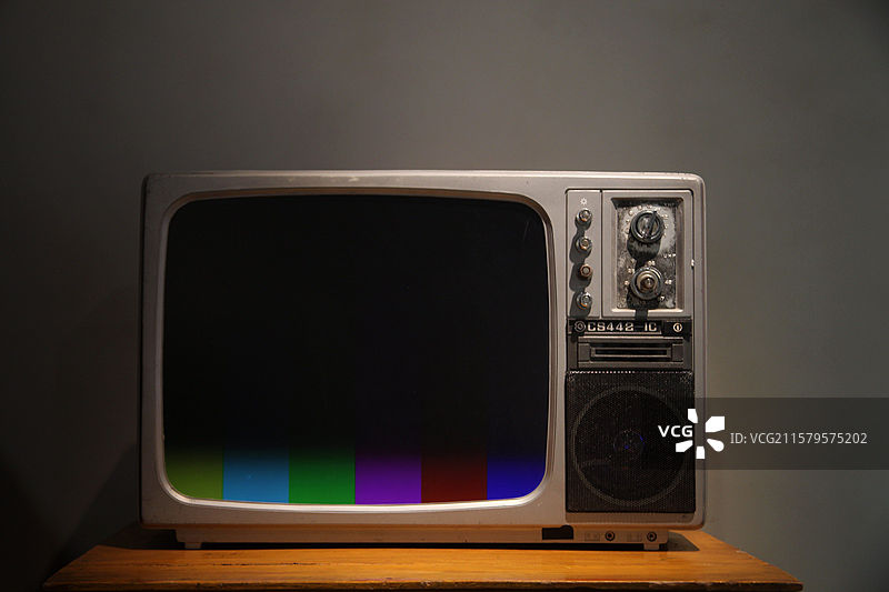 怀旧的彩色电视机图片素材
