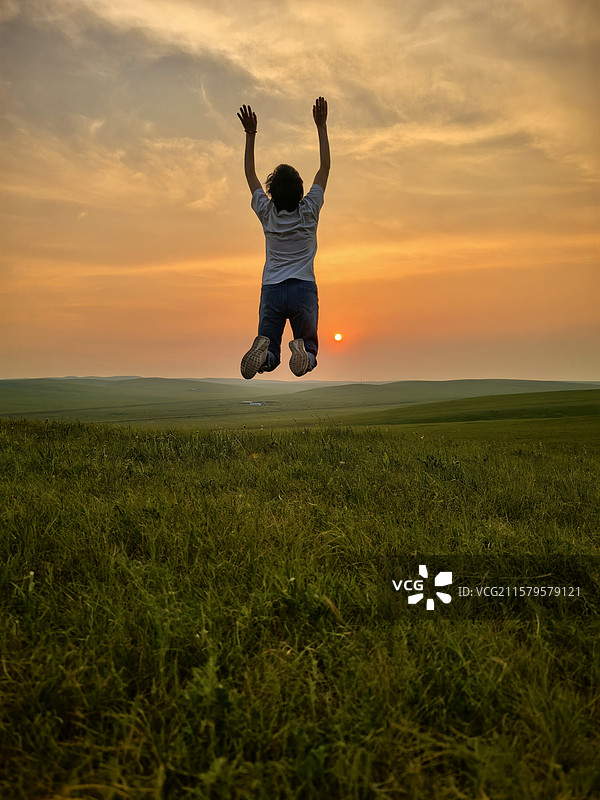 凌空一跃图片素材