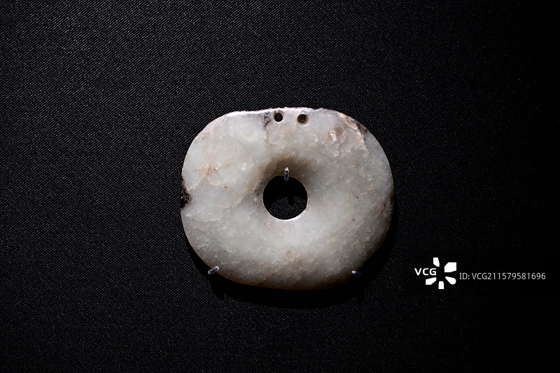 玉璧，玉器，哈民文化，内蒙古科尔沁左翼中旗哈民忙哈遗址出土，上海博物馆东馆，古国文明特展图片素材