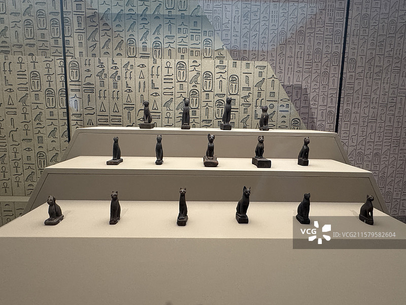 上海博物馆埃及特展古埃及猫科神祇阶梯式猫俑群图片素材