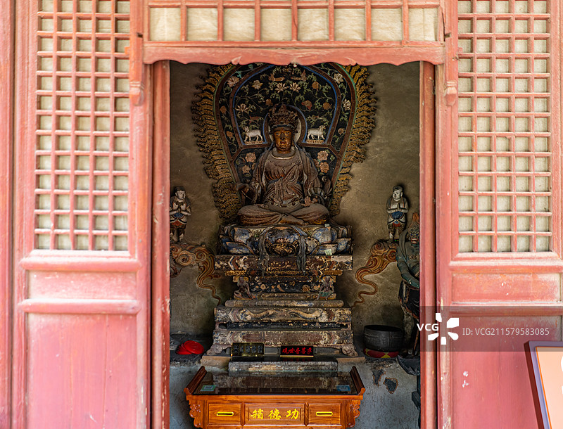 中国山西临汾洪洞县广胜寺，大雄宝殿的观世音菩萨彩绘佛像和两侧韦陀护法、龙子和童子像，室内佛像图像摄影图片素材