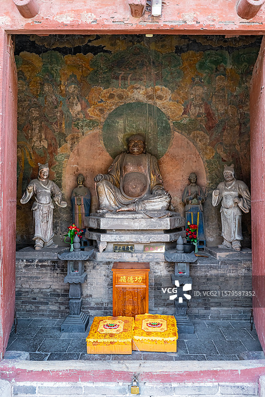 中国山西临汾洪洞县广胜寺景区，弥勒殿倒坐大肚弥勒佛泥塑彩绘佛像和两侧童子寒山拾得像，室内无人图像摄影图片素材