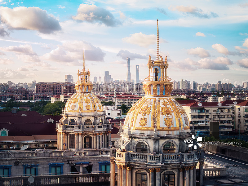 上海的欧式建筑金色城堡塔尖蓝天白云童话故事图片素材