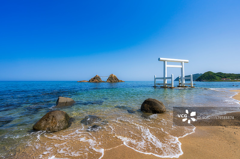 日本福冈县Fukuoka，丝岛市，志摩樱井二见浦，夫妻岩，海中大鸟居，樱井神社白色鸟居，日本海滩百选图片素材