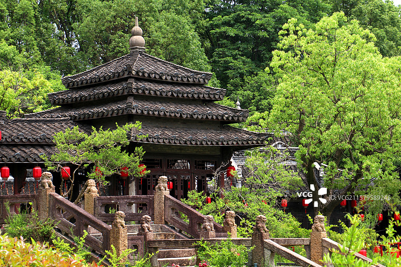 桥阁红灯映翠林图片素材