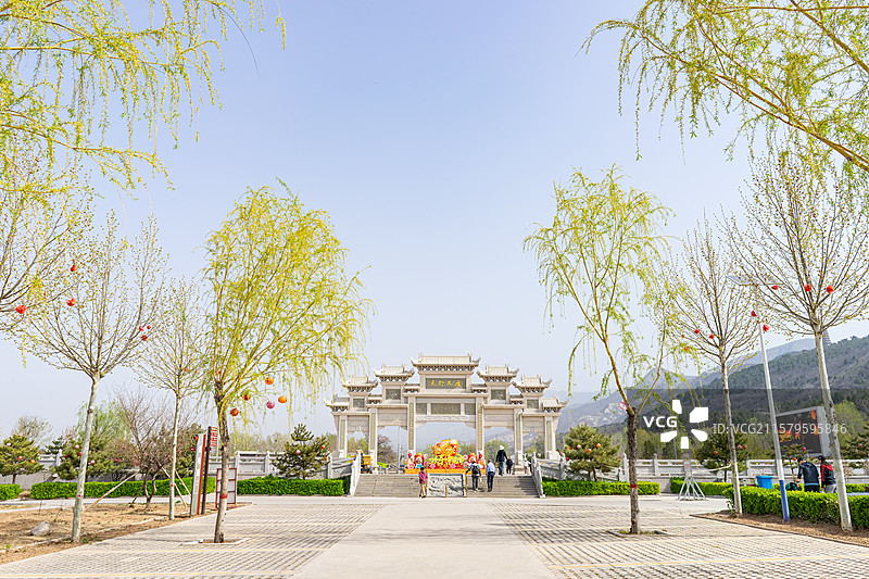 中国山西临汾洪洞县广胜寺旅游景区著名景点，霍山脚下广大于天慈帆无际石头牌坊，户外白昼无人图像摄影图片素材