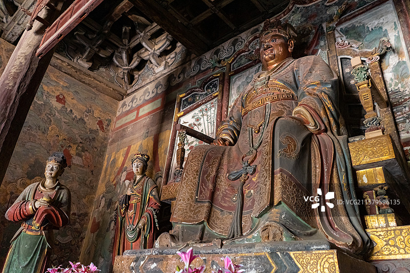 中国山西临汾洪洞县广胜寺下寺旅游景区，元代水神庙明应王殿李冰石像造像和两侧的童男童女，室内图像摄影图片素材