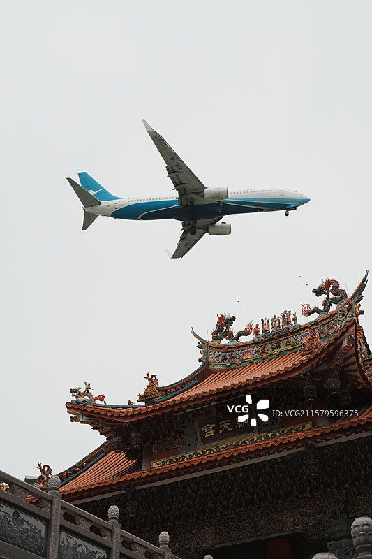 厦门闽南朝天宫拍摄的飞机降落图片素材