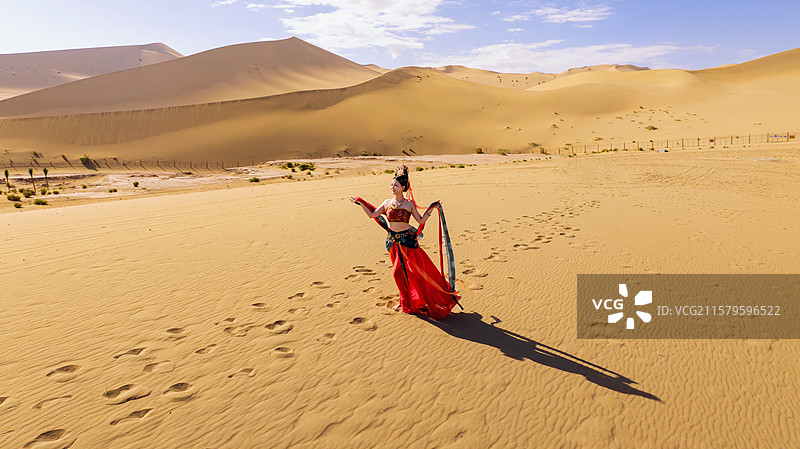 沙漠敦煌飞天舞美女航拍图片素材