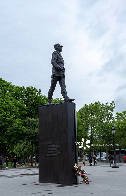 法国巴黎香榭丽舍大街上的戴高乐塑像图片素材