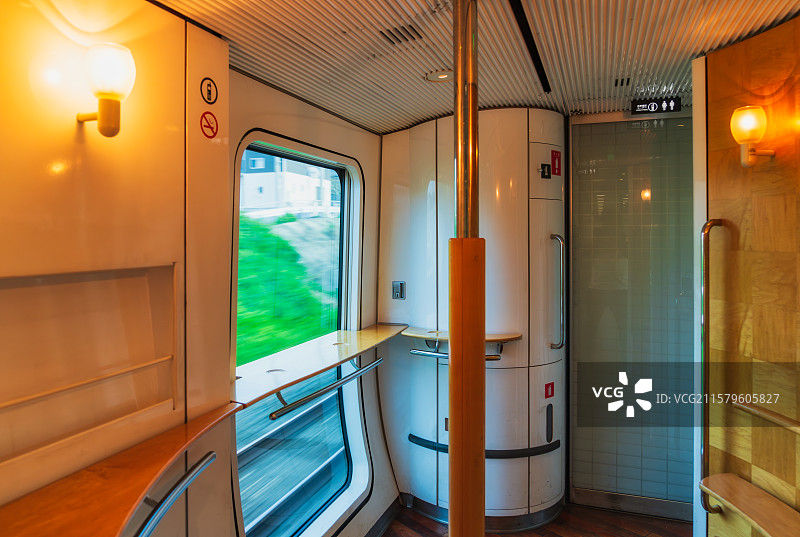 日本福冈县Fukuoka，博多站Hakata，JR音速号列车，鹿儿岛本线上的JR九州883系特急列车图片素材