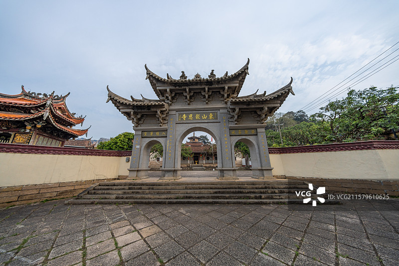 福建省莆田市荔城区东山报恩寺里的寺庙建筑图片素材