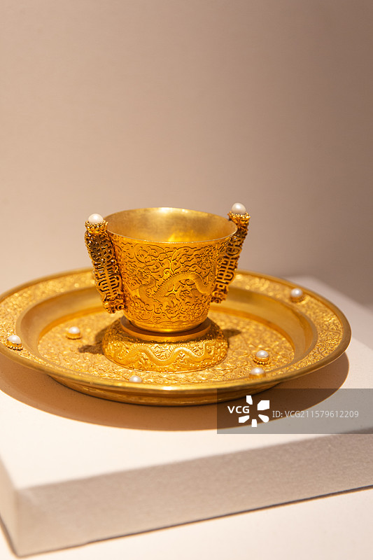 故宫寿康宫隆庆尊养展金錾花嵌珠杯盘图片素材