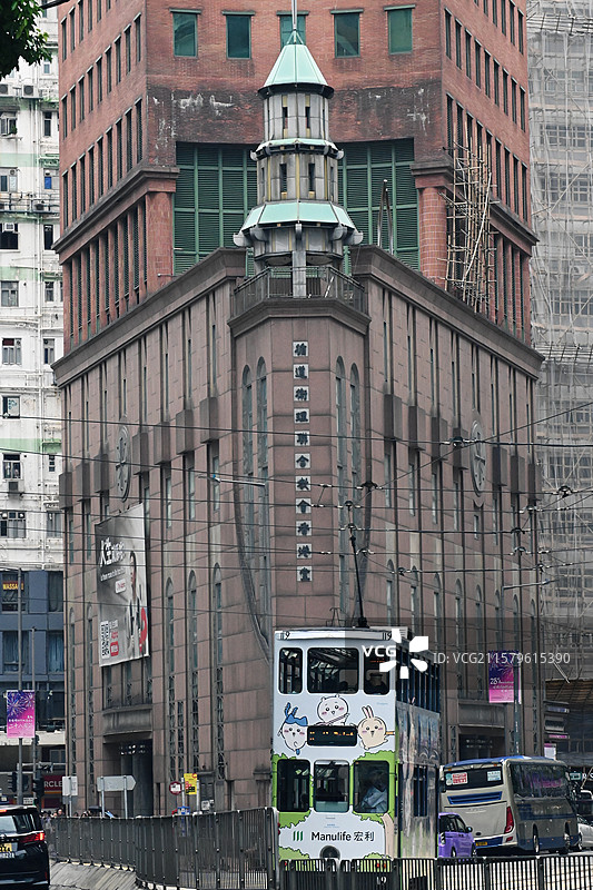 行驶在香港街头的复古叮叮车图片素材
