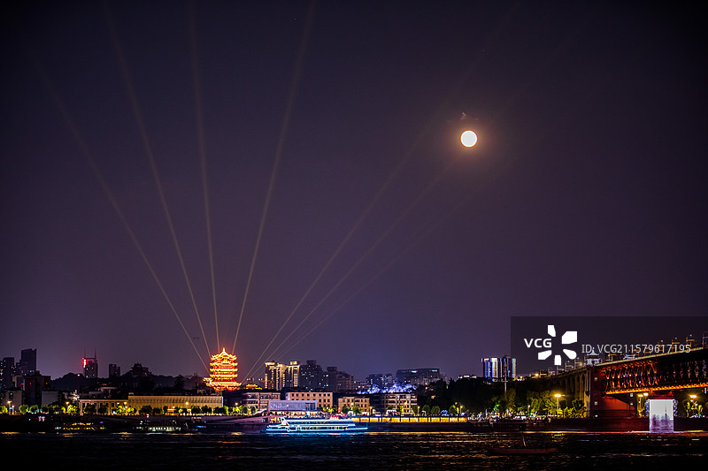 明月照耀下的武昌桥头图片素材