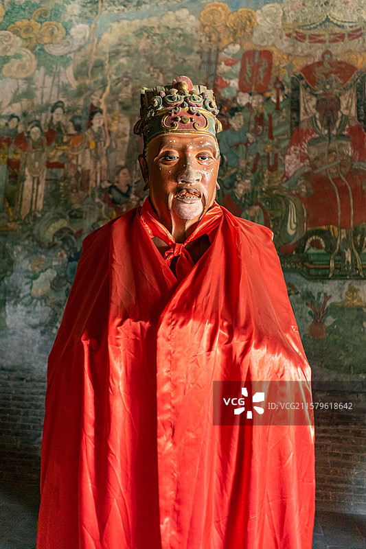 中国山西临汾洪洞县广胜寺下寺旅游景区，元代水神庙明应王殿石像造像和两侧披着红袍的官员，室内图像摄影图片素材