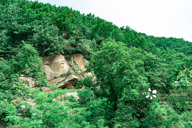 中国自然风光拍摄主题，山东省泰安泰山东御道风景区，绿色的山脉和蓝色的天空白云，户外白昼无人图像摄影图片素材