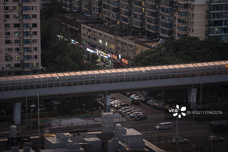 黄昏下的北京地铁5号线图片素材