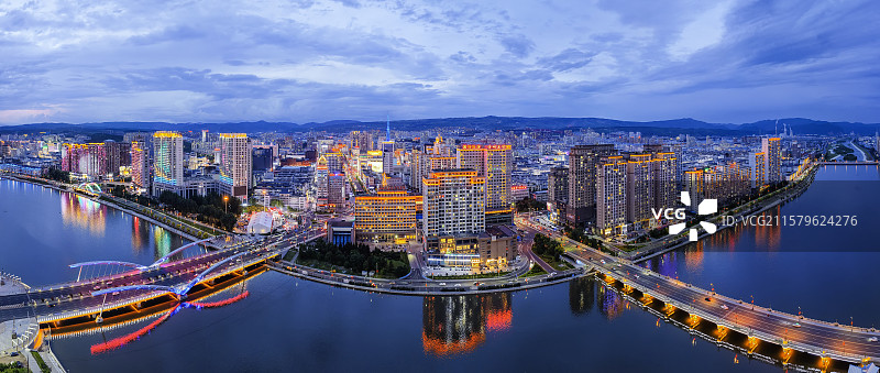 夏季夜晚，无人机航拍吉林省延边朝鲜族自治州延吉市河北区域夜景全景。图片素材