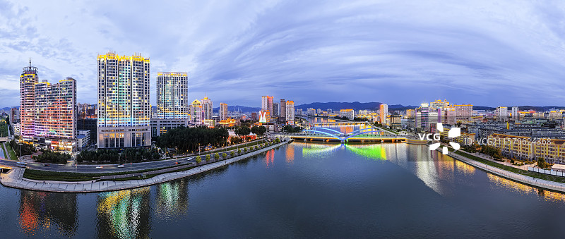 夏季夜晚，无人机航拍吉林省延边朝鲜族自治州延吉市河北区域夜景全景。图片素材