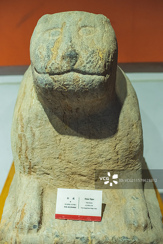 中国山东泰安著名景点泰山旅行旅游目的地泰山第一行宫岱庙，博物馆是石碑上的石老虎，室内无人图像摄影图片素材