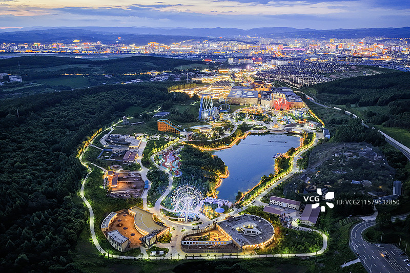 夏季夜晚，无人机航拍吉林省延边朝鲜族自治州延吉市恐龙王国夜景全景。图片素材