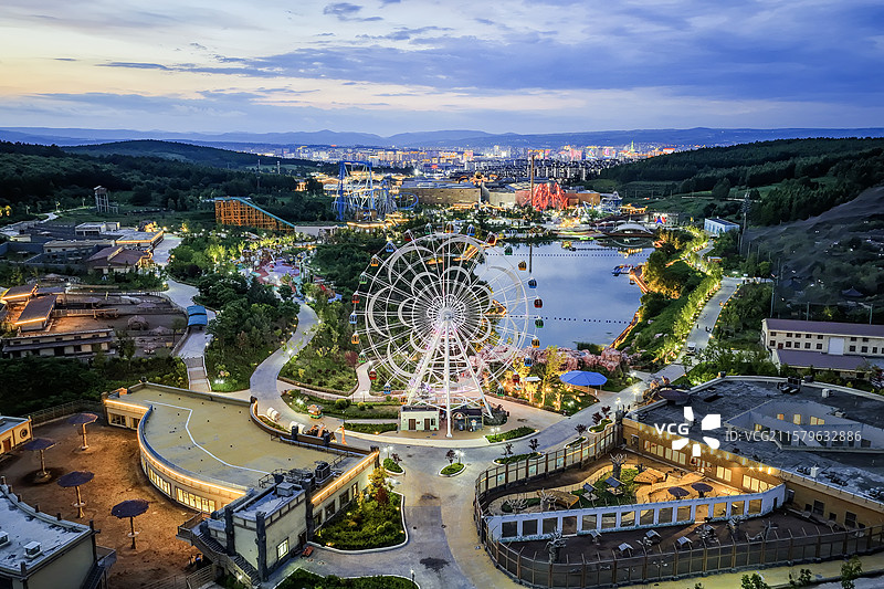 夏季夜晚，无人机航拍吉林省延边朝鲜族自治州延吉市恐龙王国夜景全景。图片素材