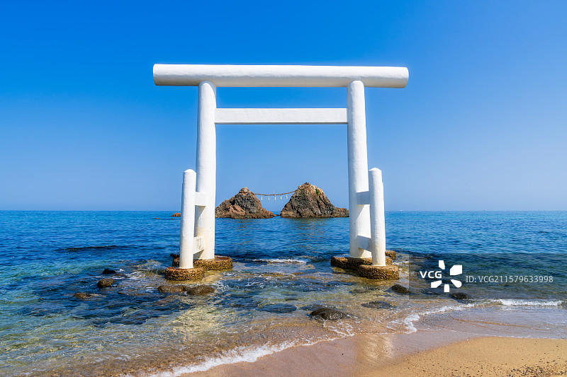 日本福冈县Fukuoka，丝岛市，志摩樱井二见浦，夫妻岩，海中大鸟居，樱井神社白色鸟居，日本海滩百选图片素材