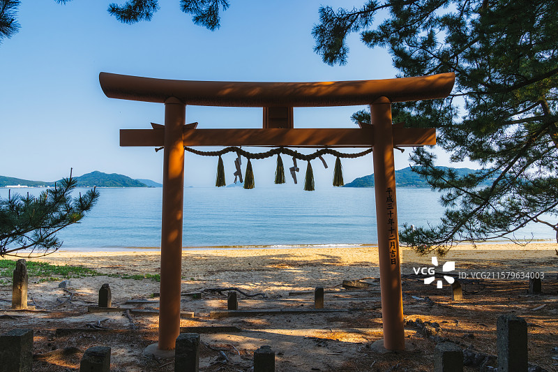 日本福冈县Fukuoka，博多湾，西区，益之松原，壹岐神社第一的鸟居，生之松原海岸森林公园，元寇防垒图片素材