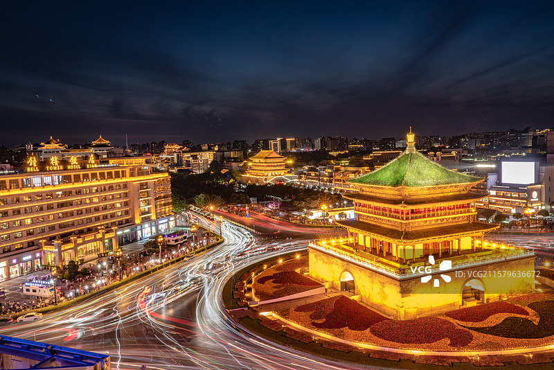 陕西西安傍晚钟楼亮灯与车轨图片素材