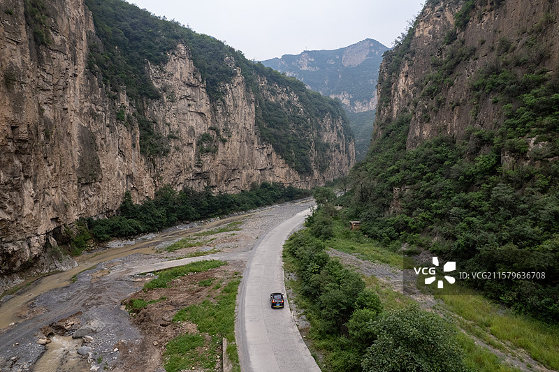 山西盂县太行山峡谷中的公路图片素材