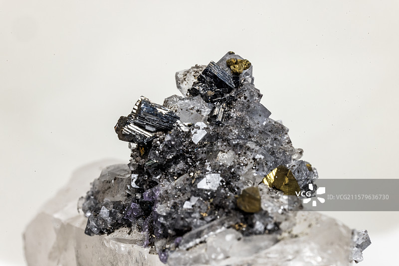 瑶岗仙车轮矿共生黄铜水晶图片素材