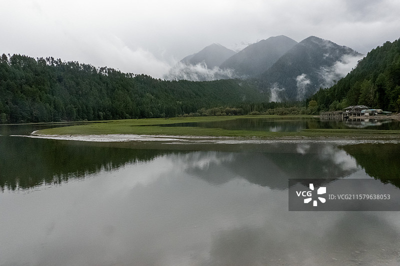 西藏波密县岗云杉林美丽风光图片素材