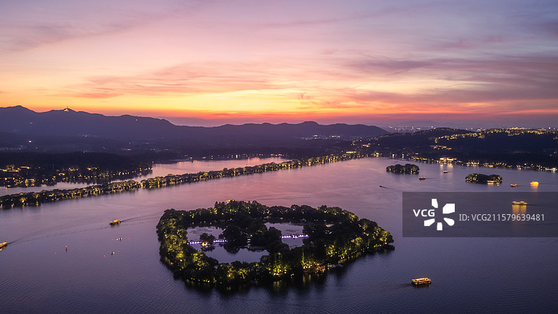 西湖湖畔晚霞中的璀璨岛屿图片素材