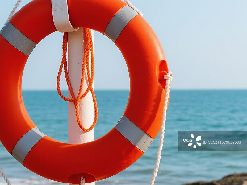 海边沙滩上的救生圈图片素材