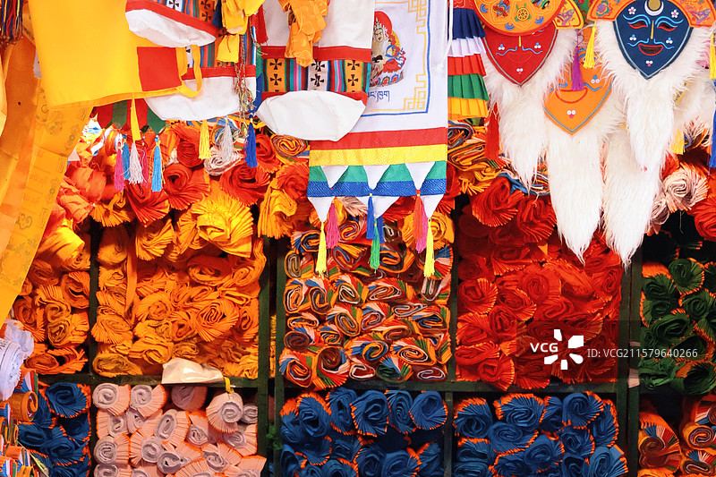 西藏拉萨八廓街藏族布料商店陈列图片素材